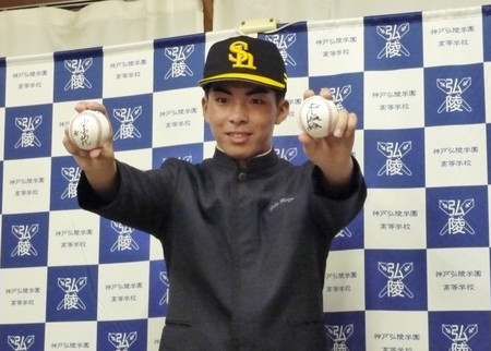 ソフトバンクから指名あいさつを受け、小久保監督と王会長のサインボールを手にする神戸弘陵高の村上泰斗投手＝２５日、神戸市