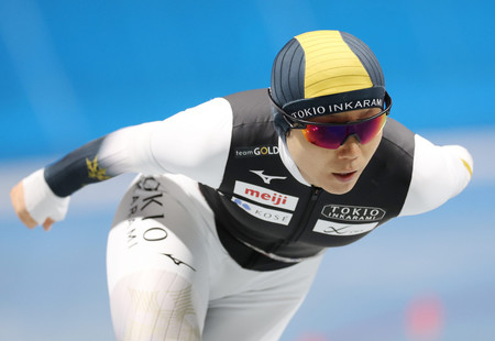 女子1500メートルで優勝した高木美帆の滑り=25日、長野・エムウェーブ