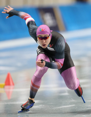 男子500メートルで優勝した新濱立也の滑り=25日、長野・エムウェーブ