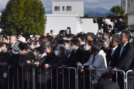 街頭演説に耳を傾ける聴衆＝２５日午後、青森県黒石市