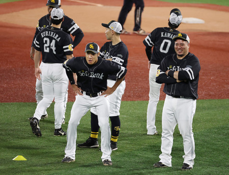 日本シリーズ開幕を控え、練習に臨むソフトバンクの柳田（手前左）と山川（同右）＝２５日、横浜スタジアム