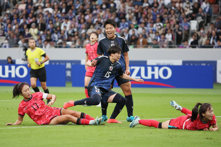 韓国戦の前半、ゴールを決めた藤野（中央手前）＝２６日、東京・国立競技場