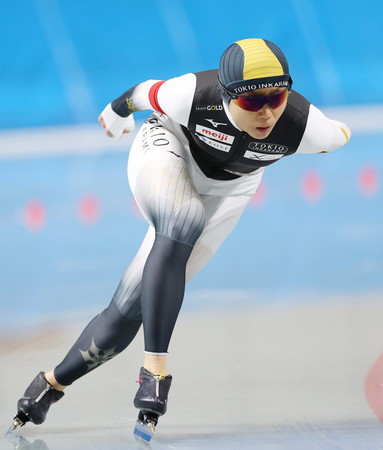 女子３０００メートルで優勝した高木美帆の滑り＝２６日、長野・エムウェーブ