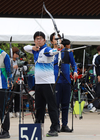 男子リカーブで的を狙う古川高晴＝２６日、夢の島公園アーチェリー場