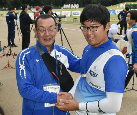 古川高晴（右）と近大洋弓部の恩師・山田秀明監督＝２６日、東京・夢の島公園アーチェリー場