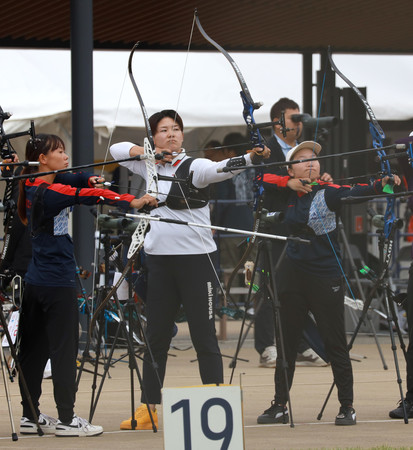 女子リカーブで的を狙う野田紗月（中央）＝２６日、東京・夢の島公園アーチェリー場