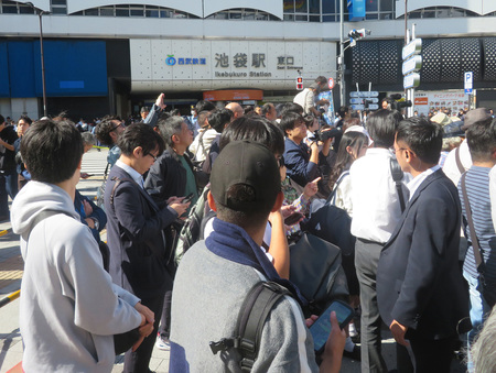 池袋駅東口前の演説会場に集まった聴衆＝２０日午前、東京都豊島区