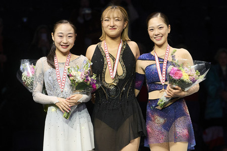 メダルを胸に笑顔を見せる女子日本勢。（左から）２位の松生理乃、優勝の坂本花織、３位の吉田陽菜＝２６日、カナダ・ハリファクス（ＡＦＰ時事）