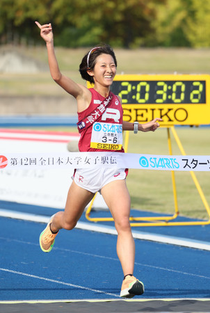 １位でゴールする立命大の土屋舞琴＝２７日、弘進ゴムアスリートパーク仙台