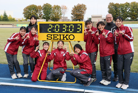 ９年ぶりに優勝を果たし、笑顔で撮影に応じる立命大の選手ら＝２７日、弘進ゴムアスリートパーク仙台