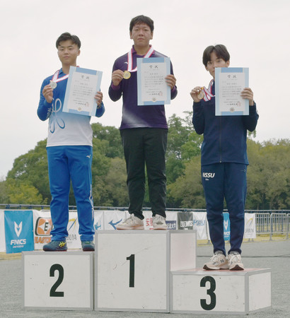 リカーブ男子で初優勝した高井将平（中央）ら＝２７日、東京・夢の島公園陸上競技場