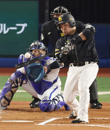 １回、先制２ランを放つソフトバンクの山川＝２７日、横浜