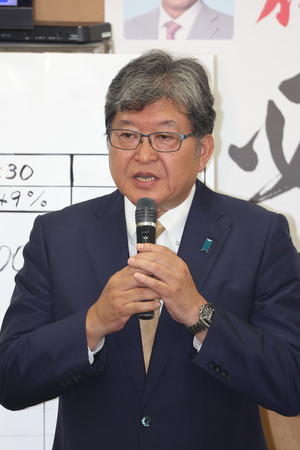 当選確実となり、あいさつする萩生田光一氏＝２７日深夜、東京都八王子市