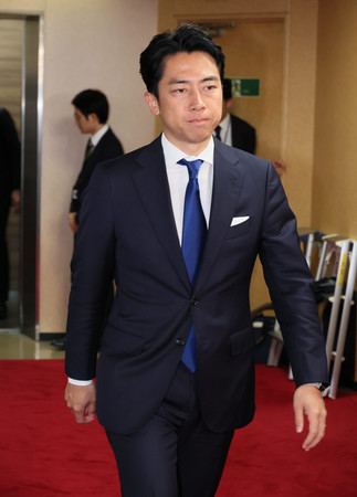 自民党本部に入る小泉進次郎選対委員長＝２８日午前、東京・永田町