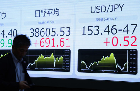 日経平均株価の終値と円相場を示すモニター＝２８日午後、東京都中央区