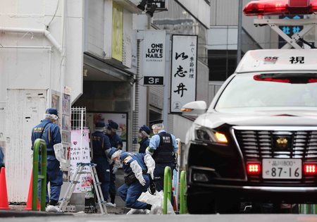 事件のあったガールズバーが入る雑居ビル周辺を調べる警視庁の捜査員＝２７日、東京都港区