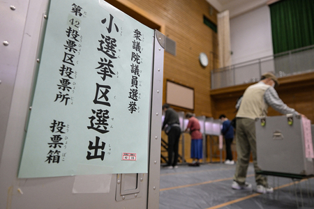 衆院選で、１票を投じる有権者＝２７日、東京都内（ＡＦＰ時事）