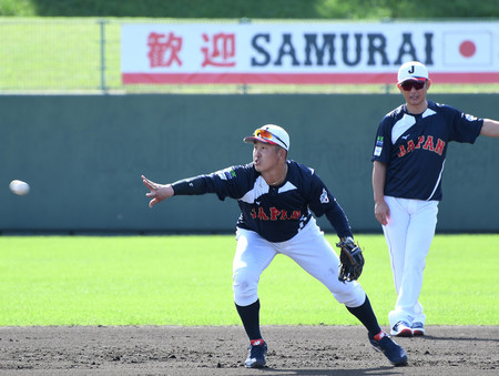 守備練習でボールを二塁にトスする野球日本代表の小園（左）＝３０日、宮崎市