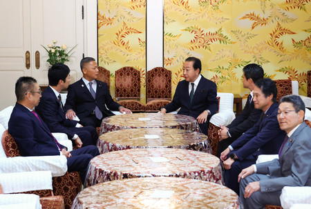 会談に臨む立憲民主党の野田佳彦代表（右から４人目）と日本維新の会の馬場伸幸代表（左から３人目）＝３０日午前、国会内