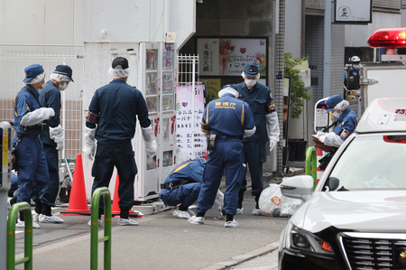 事件のあったガールズバーが入る雑居ビル周辺を調べる警視庁の捜査員＝２７日、東京都港区