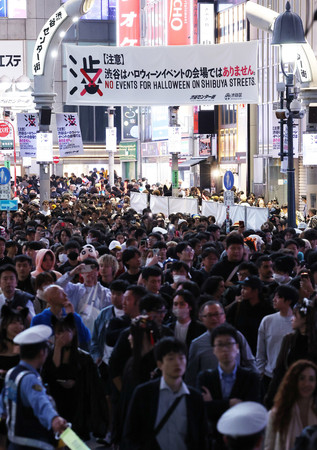 ハロウィーン本番を迎え、混雑する昨年の渋谷スクランブル交差点＝２０２３年１０月３１日、東京都渋谷区