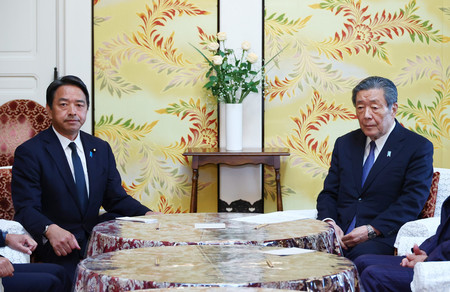 会談に臨む自民党の森山裕幹事長（右）と国民民主党の榛葉賀津也幹事長＝３１日午前、国会内