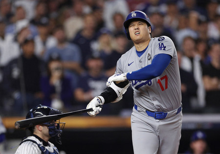 ヤンキースとのワールドシリーズ第5戦の5回、空振り三振に倒れたドジャースの大谷=30日、ニューヨーク(AFP時事)