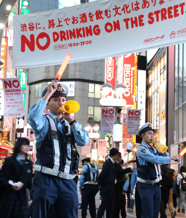 ハロウィーンに備え、交通整理をする警察官=31日午後、東京都渋谷区