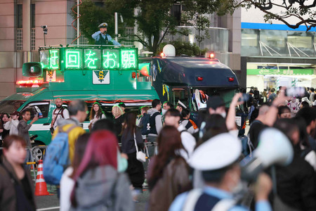 ハロウィーンに備え、交通整理をする警察官=31日午後、東京都渋谷区