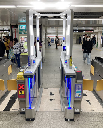 大阪メトロが設置した顔認証改札機（Ｏｓａｋａ　Ｍｅｔｒｏ提供）