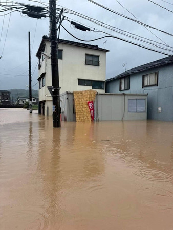 記録的豪雨で浸水したプレハブの仮店舗（中央手前）＝９月２１日、石川県輪島市（室栄司さん提供）