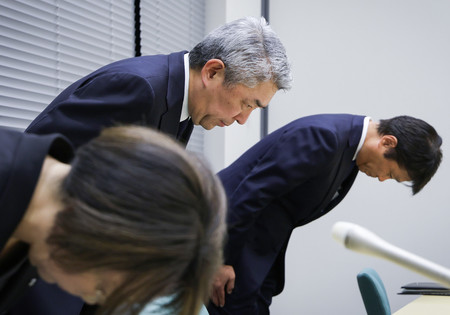 元社員のインサイダー取引疑惑で謝罪する三井住友信託銀行の大山一也社長（中央）ら＝１日午後、東京都千代田区