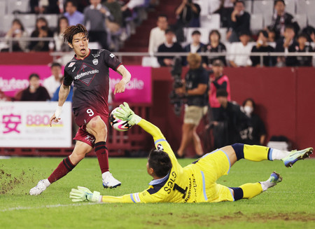 後半、先制ゴールを決める神戸の宮代（左）。ＧＫは磐田の川島＝１日、ノエスタ