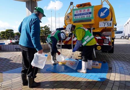 給水を受ける能登半島地震の被災者＝１月２９日、石川県志賀町（ＥＰＡ時事）