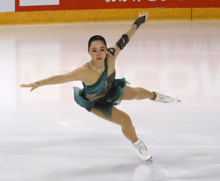 女子ショートプログラム（ＳＰ）で３位につけた樋口新葉の演技＝１日、フランス・アンジェ