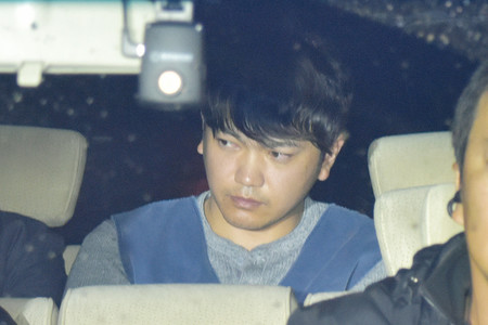 埼玉県所沢市の強盗事件の勧誘役として逮捕され、所沢署に入る名倉優也容疑者=2日午後、同市