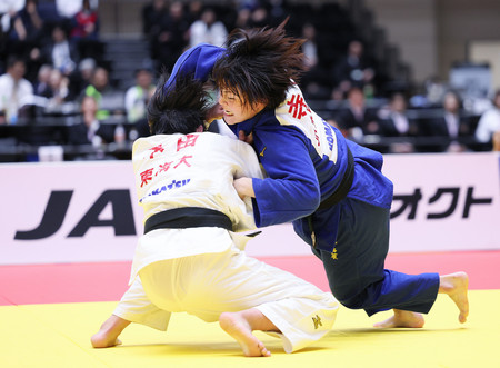 女子７０キロ級決勝で本田万結（左）を攻める寺田宇多菜＝２日、群馬・高崎アリーナ