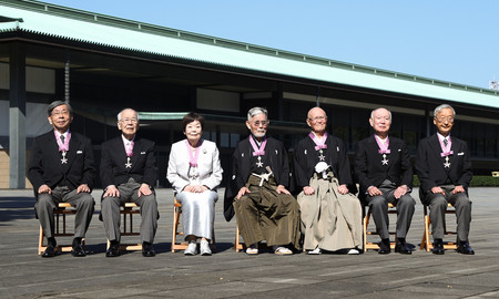 文化勲章親授式を終え、記念写真に納まる（左から）広川信隆さん、田渕俊夫さん、中西準子さん、高橋睦郎さん、ちばてつやさん、堤剛さん、江頭憲治郎さん＝３日午前、皇居・宮殿東庭