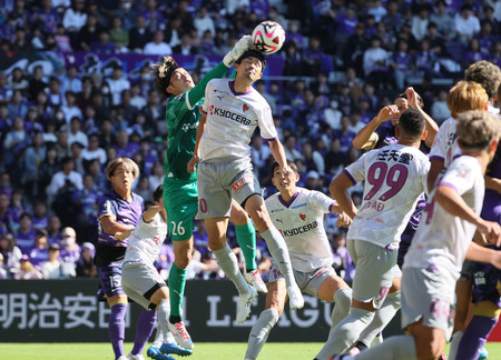 前半、ゴールを守る京都のＧＫ太田（左から３人目）と鈴木義（同４人目）＝３日、Ｅピース