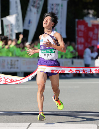 ２位でゴールする駒大の山川拓馬＝３日、三重県伊勢市