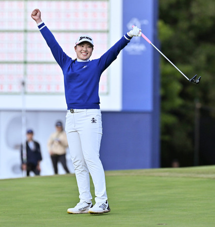 プレーオフを制し、喜ぶ竹田麗央＝３日、滋賀・瀬田ＧＣ北