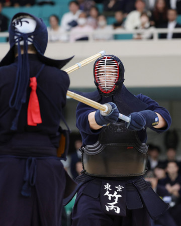 男子の決勝で合屋龍錬士６段（左）を攻める竹ノ内佑也６段＝３日、東京・日本武道館