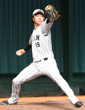 投球練習をする侍ジャパンの高橋宏＝３日、宮崎市