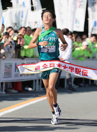 ３位でゴールする青学大の塩出翔太＝３日、三重県伊勢市