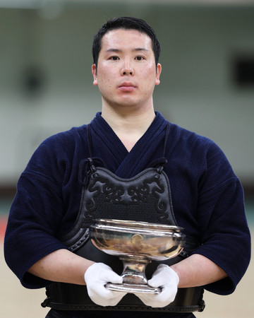 男子で優勝した竹ノ内佑也６段＝３日、東京・日本武道館