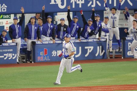 2回、先制ソロ本塁打を放ったDeNAの筒香(手前)=3日、横浜