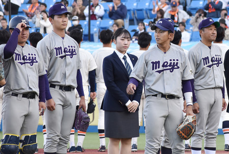 法大戦で先勝した明大の宗山（右から２人目）、浅利（左から２人目）ら＝３日、神宮球場