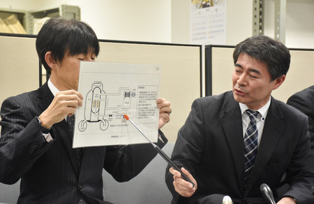 女川原発2号機で発生したトラブルについて説明する東北電力の担当者=3日午後、仙台市青葉区