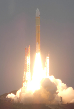 防衛通信衛星を搭載して打ち上げられたＨ３ロケット４号機＝４日午後、鹿児島県・種子島宇宙センター