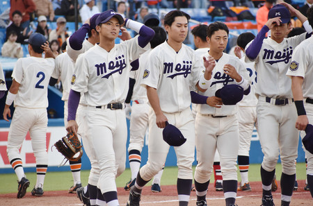 法大に連勝して勝ち点４とした明大の宗山（手前左）ら＝４日、神宮球場